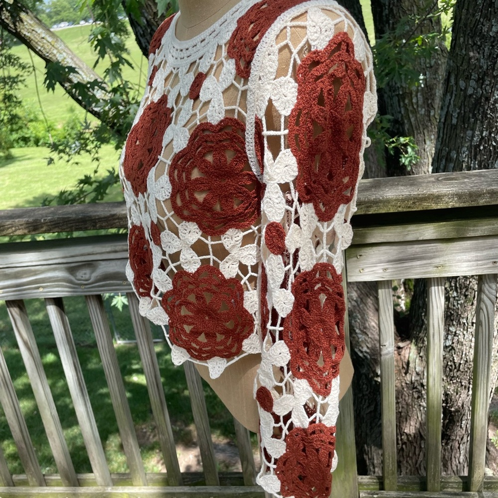 American Flirt Red/Brown and Cream Crocheted Top with Long Sleeves NWT M - Picture 3 of 9